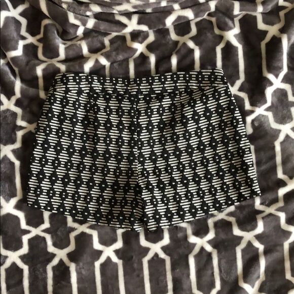 Old Navy Black & White Patterned Shorts Size 2 - Picture 4 of 8